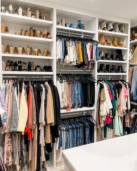 Ría Safford ✨ (@riorganize) • Instagram photos and videos Sweater Closet Organization, Wall To Wall Closet Ideas, Makeup Closet Room, 3 Tier Closet, Closet Layout Design, Bedroom Turned Closet, Room Closet Ideas, Ideas De Closets, Bedroom Closet Organization