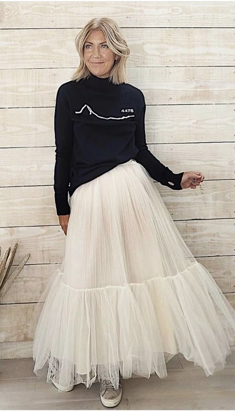 Tulle Skirt Outfits, Tutu Skirt Outfit, Tutu En Tulle, Tulle Skirts Outfit, Chic Evening Dress, Skirt Inspiration, Full Tulle Skirt, Pleated Tulle, Tulle Skirts