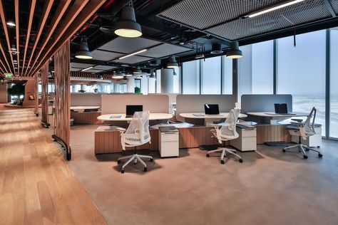 Surface coatings and floors for modern, design offices - Ideal Work Smart Office Design, Office Dubai, Dubai Office, Gallery Interior, Creative Office Space, Open Space Office, Modern People, Interior Design Dubai, Corporate Office Design