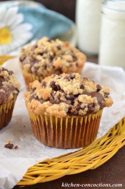 Chocolate Banana Muffins with Cookie Dough Streusel Topping - This chocolate banana muffin recipe, studded with chocolate chips and topped with a crumbly cookie dough topping are made for chocolate chip cookie lovers. Bake up a batch for an after school snack or weekend breakfast. Chocolate Crumble Muffins, Banana Streusel Muffins, Streusel Muffins, Chocolate Banana Muffins, After School Snack, Muffin Streusel, Banana Chocolate Chip Muffins, Muffin Man, School Snack