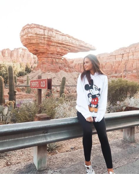 Disneyland style | disney outfit Womens Winter Disney Outfits, Comfortable Disneyland Outfits Women, Disneyland Outfits January, Mom Disney Outfit Winter, Winter Disney World Outfits, Disney Outfits Winter, Disneyland Aesthetic Outfit, Disneyland Style, Disney Winter Outfits