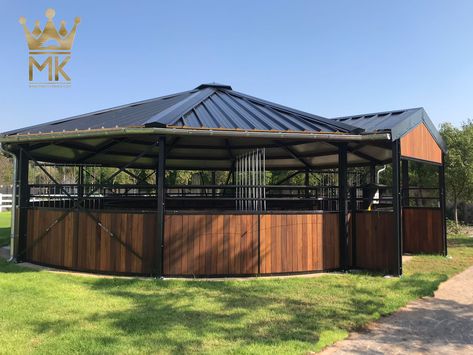 Horsewalker Molenkoning with beautiful wooden fence.  #HorseWalker #CaminadorDeCaballos #PferdeFühranlage #Stapmolen #Molenkoning #EquestrianTraining #EntrenamientoEcuestre #ReitsportTraining #Paardensport Minecraft Horse Stables, Dream Barn Stables, Horse Walker, Stable Yard, Horse Paddock, Horse Barn Ideas Stables, Stable Ideas, Horse Barn Designs, Horse Arena