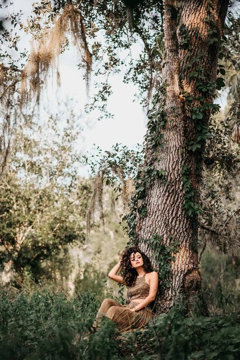 Woodsy Portrait Photography, Woodsy Photoshoot Ideas, Nature Photoshoot Ideas Forests, Forest Instagram Pictures, Pond Photoshoot, Woodsy Photoshoot, Forest Photo Shoot, Moody Photoshoot, Forest Photoshoot