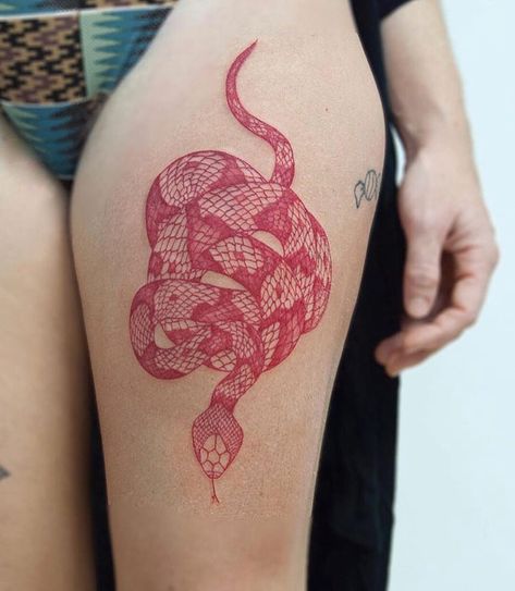 Red snake tattoo #snake #instapic #bizarre #photooftheday #bizarreart #styleblog #animal #tattoo #bodypaint… Pink Snake Tattoo, Traditional Snake Tattoo, Hip Tattoo Designs, Ma Tattoo, Girl Thigh Tattoos, Tattoo Snake, Thigh Tattoo Designs, Snake Tattoo Design, Original Tattoos