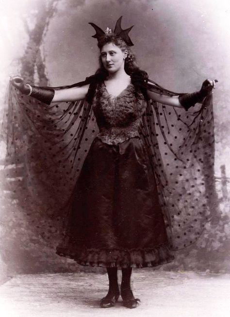 Victorian Costume Halloween, Ellen Terry, Victorian Fancy Dress, Fancy Dress Ball, Victorian Halloween, Victorian Gown, Popular Costumes, Bat Costume, Halloween Memes