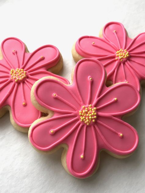 Pink Flower Cookies Decorated, Pink Daisy Cookies, Cute Cookie Shapes, Pink Royal Icing Cookies, Spring Flower Cookies Decorated, Tulip Sugar Cookies Royal Icing, Decorated Cookies Flowers, Flower Cookie Designs, Pink Decorated Cookies