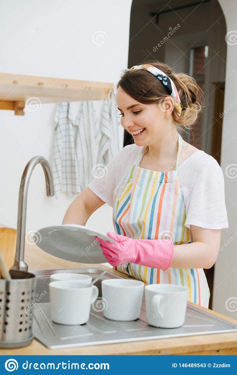 Happy Woman, Youtube Page, Brunette Woman, Rubber Gloves, Happy Women, Cooking Kitchen, A Kitchen, Kitchen Utensils, Apron