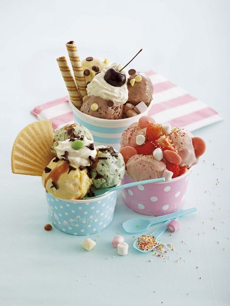 Trucos para elaborar sabrosos helados caseros- Micasarevista Ice Cream Interior, Appetizer Display, Disney World Food, Yummy Ice Cream, Brain Freeze, Ice Cream Cup, Dinner Themes, Ice Cream Party, Banana Split