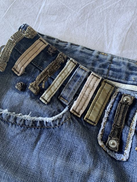 Diy Pockets On Pants, Upcycling Pants, Upcycled Outfits, Horrible Outfits, Reconstructed Fashion, Redesign Clothes, Patch Work Denim, Upcycled Pants, Reconstructed Denim