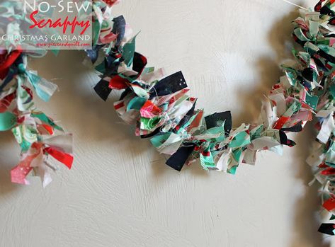 Fabric Garland Diy, Fabric Strip Garland, Garland Fabric, Homemade Christmas Wreaths, Sew Christmas, Diy Girlande, Diy Christmas Garland, Rustic Fabric, Rag Garland