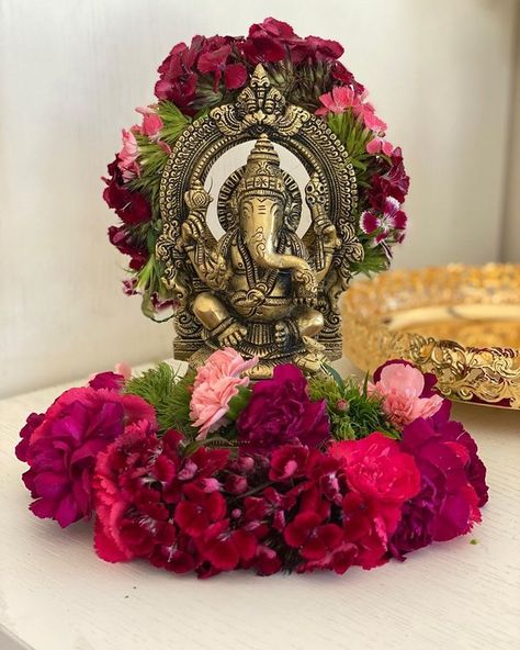 Fest Decoration, Pooja Thali Decoration Ideas, Lord Vinayaka, Mom Organization, Ganesh Pooja, Puja Thali, Pooja Decor, Thali Decoration, Home Flower Decor