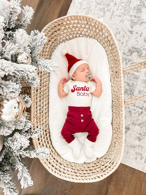 Newborn Pictures With Santa, Christmas Newborn Pictures Family Pics, Newborn Christmas Pictures, Christmas Lifestyle, Newborn Christmas Photos, Christmas Pictures Outfits, Boy Photoshoot, Diy Newborn Photography, Christmas Baby Pictures