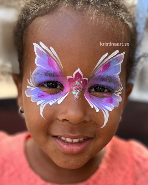 I continue to try new butterfly designs.. Actually I really like to paint this one! It can be painted quite quickly, and I like the effect with the teardrops. 😊👍🦋 Easter Face Painting, Easter Face Paint, Face Painting Unicorn, Easy Face Painting Designs, Fairy Face Paint, Clown Face Paint, Heart Mask, Animal Face Paintings, Festival Face Paint