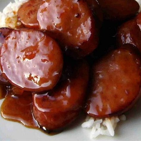 Slow cooker barbecued sausage pieces. Smoked sausages with hickory-flavored barbecue sauce cooked in slow cooker.Very easy and delicious recipe. Keilbasa Appetizer, Dinner Kielbasa, Kielbasa Appetizer, Kielbasa Bites, Kielbasa Recipe, Turkey Kielbasa, Apricot Sauce, Sausage Appetizers, Polish Foods