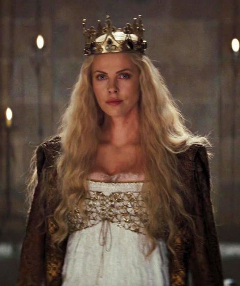 Snow White And The Huntsman - Queen Ravenna Ravenna Snow White, Snow White Movie, Queen Ravenna, Snowwhite And The Huntsman, Event Hairstyles, Evil Queens, Django Unchained, Queen Aesthetic, White Queen