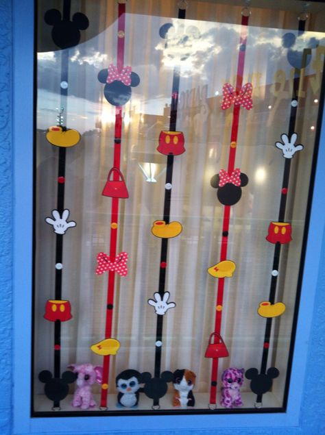 Disney Window Decoration Resorts Ideas, Disney World Resort Window Decorations, Disney Hotel Room Decorations, Disney World Window Decorations, Disney Hotel Door Decorations, Pop Century Window Decorations, Disney World Window Decorations Ideas, Disney Hotel Window Decorations, Disney Resort Window Decorations