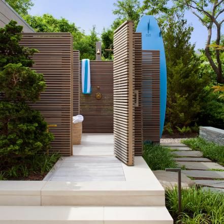 This luxurious outdoor shower provides an outlet for a tranquil post-swim rinse-off. The wood-slat walls offer privacy while complementing the backyard ambiance. Outdoor Pool Shower Ideas, Montauk Beach, Kleiner Pool Design, Outdoor Bathroom Design, Pool Bathroom, Pool Shower, Modern Pergola, Garden Shower, Coastal Gardens