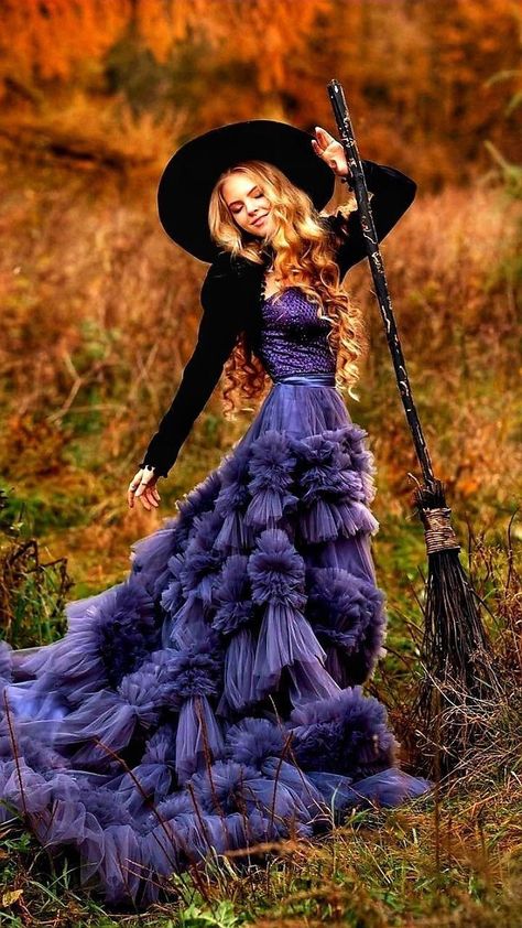 Witchy Pictures, Halloween Outfits Ideas, Witchy Shoot, Steampunk Witch, Witches Night Out, Aesthetic Styles, Witch Photos, Minimalist Halloween, Witch Cosplay