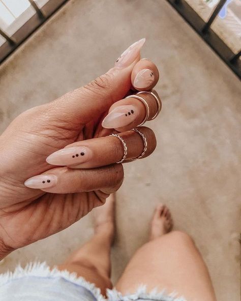 Almond Shape Nails, Summer Fresh, Round Nails, Nails 2020, Fresh Summer, Scene Hair, Neon Nails, Neutral Nails, Minimalist Nails