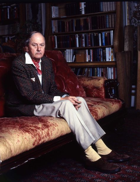 Andrew Cavendish, 11th Duke of Devonshire (1920–2004). For a short period member of the equaly short-lived Social Democratic Party. And he wore yellow socks with everything. English Country Clothing, English Aristocracy, Mitford Sisters, Hardwick Hall, British Nobility, Duchess Of Devonshire, British Aristocracy, Duke Of Devonshire, Eton College