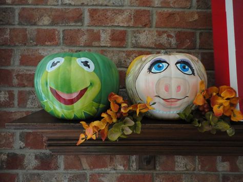 Close up of Kermit and Miss Piggy painted 'funkins.' A staple of my autumn decor! Kermit The Frog Pumpkin, Kermit And Miss Piggy, Pumpkin Designs, Halloween Pumpkin Designs, Miss Piggy, Kermit The Frog, Autumn Decor, Pumpkin Design, The Frog