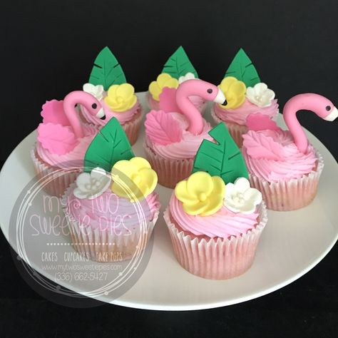 Flamingo cupcakes Flamingo Cupcakes, Deco Cupcake, Flamingo Themed Party, Flamingo Cake, Luau Baby Showers, Pineapple Birthday, Cake Models, Tropical Birthday Party, Novelty Birthday Cakes