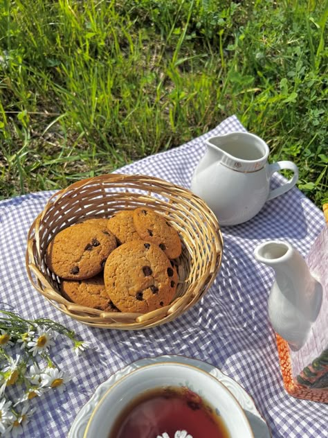 Cottagecore Snacks, Cottagecore Night, Peaceful Activities, Cottage Core Food, Picnic Tea Party, Chamber Of Reflection, Picnic Date Food, Cottagecore Lifestyle, Cottagecore Picnic