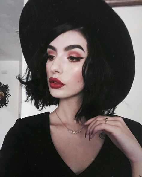 8,116 Likes, 89 Comments -  Kaitlyn Renee  (@noctis.moth) on Instagram: “10 points to whoever can guess what I'm wearing around my neck  Also, I'm glad you guys can't see…” Alt Wedding Makeup, Witchy Makeup, Makeup Looks To Try, Beauty Lips, Bold Makeup Looks, Witch Makeup, Alternative Makeup, Bold Makeup, Goth Makeup