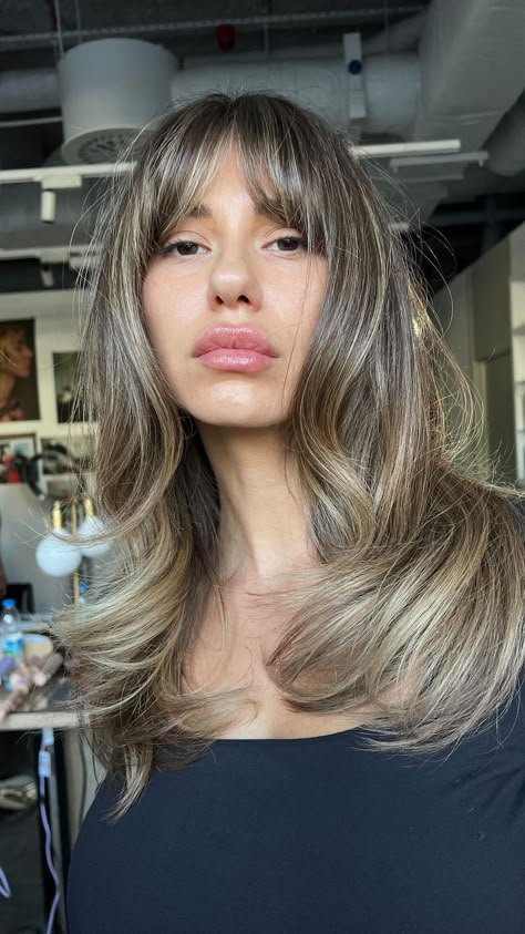 EdwardsAndCo Hair Salons on Instagram: “✨THIS IS YOUR SIGN ✨ Have you been thinking about it? It’s time to book in get wispy bangs and a 90’s layered haircut. The link is in our…” Blonde Balayage Wispy Bangs, Balayage On Bangs, Highlight Hair With Bangs, Highlighted Layered Hair, Brown Hair With Highlights With Bangs, Soft Curls With Bangs, Partial Highlights With Bangs, Highlighted Hair With Bangs, Layered Hair Color Ideas