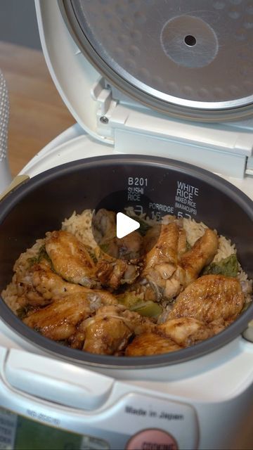 Rice Robot Recipes, Rice Cooker Recipes Chicken, Wings And Rice, Rice Cooker Meals, Rice In Rice Cooker, Sushi Co, Garlic Wings, Soy Chicken, Rice Cooker Recipes