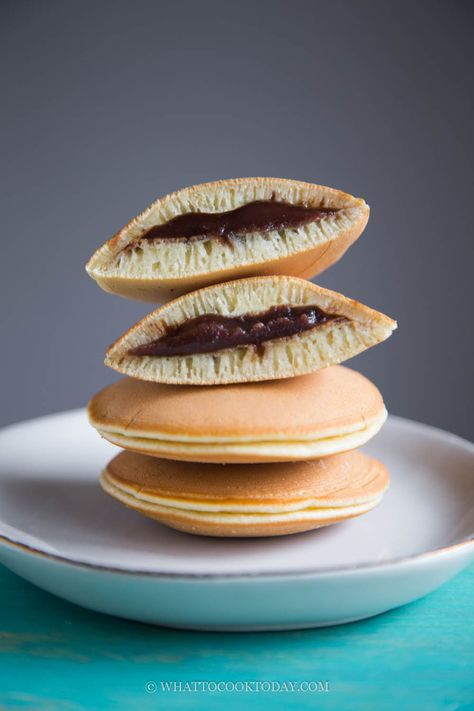 How To Make Perfect Dorayaki Pancakes Dorayaki Recipe, Sweet Bean Paste, Instant Pot Asian Recipes, Asian Fusion Recipes, Dessert Hacks, Japanese Pancake, Japanese Desserts, Food Pic, American Breakfast