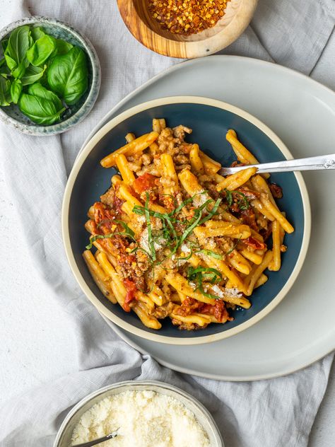 This Sun Dried Tomato and Turkey One Pot Pasta recipe will be your new favorite weeknight pasta dinner! It is so simple to make and bursting with flavor. Crockpot Ground Turkey, Sundried Tomato Recipes, Weeknight Dinner Pasta, Dried Tomato Pasta, Ground Turkey Pasta, Sun Dried Tomato Pasta, Sundried Tomato Pasta, Turkey Pasta, One Pan Meal