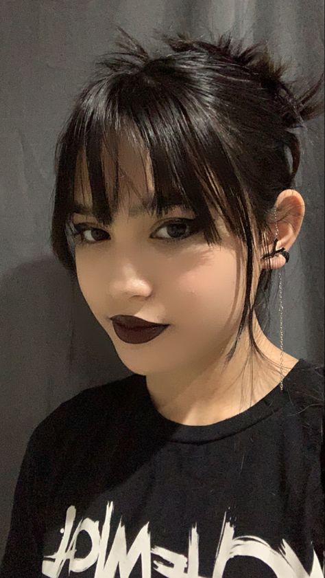 Casual Emo Makeup, Goth Makeup For School, Emo Makeup 2000s, Emo Latina, Emo Girl Makeup, Emo Makeup Looks, Emo Bangs, Makeup Emo, Hairstyle For Prom