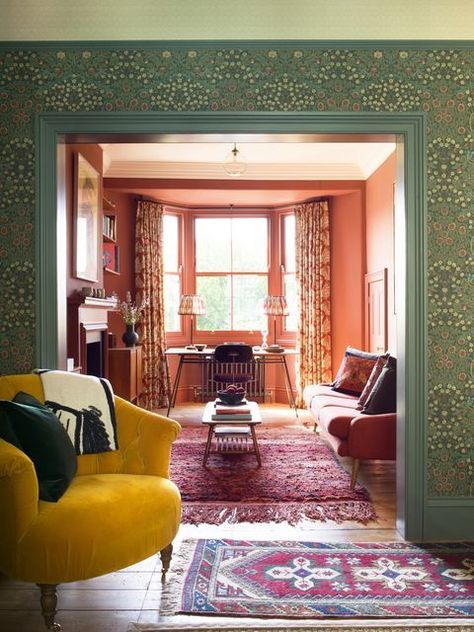 William Morris Wallpaper, Victorian Townhouse, Morris Wallpapers, Country House Hotels, Chimney Breast, Modern Wallpaper, Home Designs, Step Inside, Elle Decor