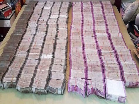 1 Crore Rupees Cash, Cash Indian, Indian Money, Money Images Cash Indian, Door Frame Molding, New Luxury Cars, Barber Shop Decor, Rs 5, Money Collection