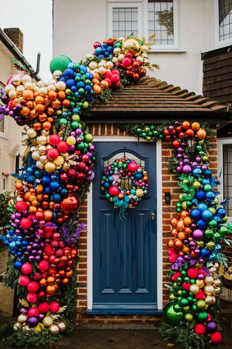 Bauble Door Garland, Bauble Wreath, Front Door Christmas Decorations, Floral Installations, Christmas Organization, Rainbows Christmas, Door Displays, Christmas Front Doors, Dekor Diy