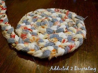 Braided Fabric Coasters...which if you make it BIGGER it'll turn into a trivet! ;) Braided Hot Pads, Braid Crafts Projects, Fabric Rope Coasters Diy, Braided Coasters Diy, Rag Rug Coasters, Fabric Scrap Coasters Diy, Rag Coasters Diy, Braided Fabric Crafts, Rug Coasters Diy