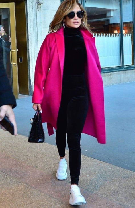 Fuchsia Trench Coat Outfit, Fuschia Coat Outfit Winter, Pink Coatigan Outfit, Colorful Business Casual Plus Size, Fuschia Coat Outfit, Fushia Coat Outfit, Fuchsia Coat Outfit, Hot Pink Coat Outfit Winter, Saco Fucsia Outfit