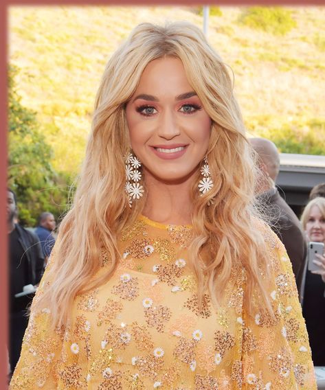 Nobody Rocks A Blonde Bob Quite Like Katy Perry In Court #refinery29 https://www.refinery29.com/en-us/2019/07/238314/katy-perry-blonde-bob-haircut-summer-2019 Katy Perry Blonde, Eyebrow Trends, Blonde Bob Haircut, Celebrity Haircuts, Trending Haircuts, Blonde Bobs, Christina Hendricks, Dress Orange, Working Mother