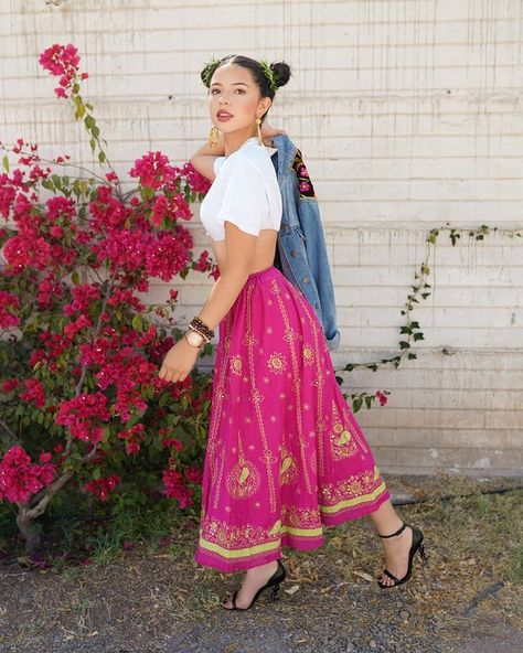 Ángela Aguilar 🇲🇽 en Instagram: “Flores y chongitos 🌺🌿” Mexican Outfits For Women, Mexican Dresses Traditional, Mexican Traditional Clothing, Outfit Mexicano, Angela Aguilar, Traditional Mexican Dress, Spring Attire, Creative Outfits, Latina Outfits