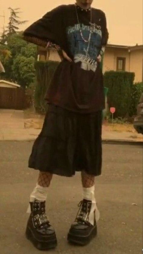 Men In Skirts Outfit, Long Skirt Outfit Grunge, Fairy Grunge Outfit Skirt, Guy In Skirt Outfit, Grunge Outfits With Skirt, Grunge Outfits Skirt, Goth Skirt Outfit, Grunge Skirt Outfit, Men In Skirts