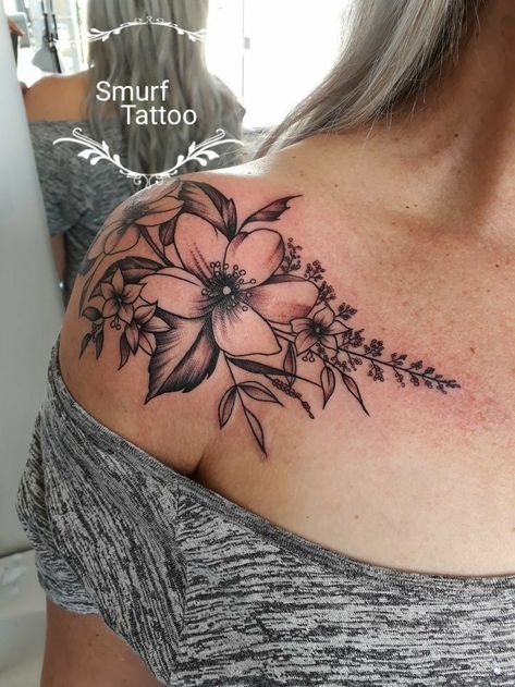 Tattoos For Women On Thigh, Front Shoulder Tattoos, Sunflower Tattoo Shoulder, Kunst Tattoos, Tattoos For Women Flowers, Flower Tattoo Shoulder, Shoulder Tattoos, Gorgeous Tattoos, Sunflower Tattoos