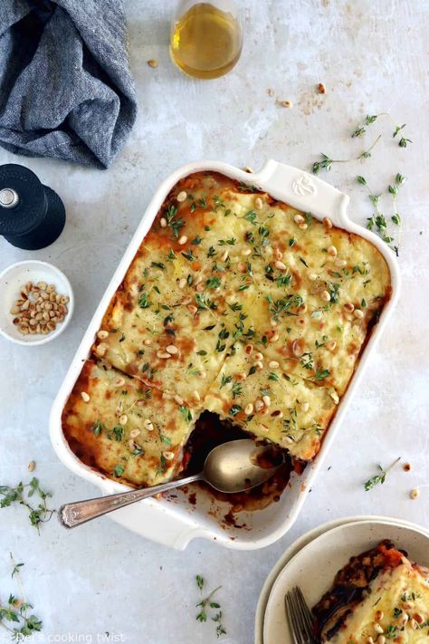 Vegetarian Moussaka, Vegetarian Meat, Moussaka Recipe, Vegetarian Comfort Food, Sauce Béchamel, Comfort Desserts, Lentil Stew, Bechamel Sauce, Cookery Books