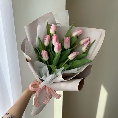 Flowers 🌺 on Twitter: "… " Flower Boquet, Tulips Arrangement, Luxury Flower Bouquets, Flower Bouquet Diy, Flower Gift Ideas, Boquette Flowers, Tulip Bouquet, Flower Arrangements Simple, Flowers Bouquet Gift