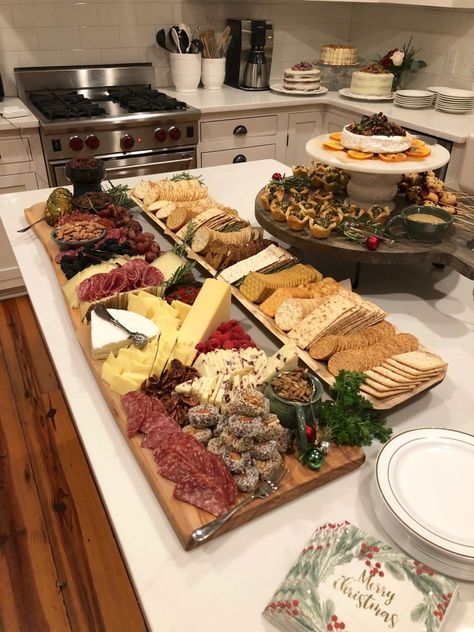 Dinner Christmas Ideas, Christmas Dinner Serving Ideas, Christmas Food Serving Ideas, Christmas Night Food Ideas, Christmas Party Food Display Ideas, Christmas Diner Food, Christmas Party Trays Ideas, Christmas Dinner Charcuterie Board Ideas, Christmas Holiday Party Food