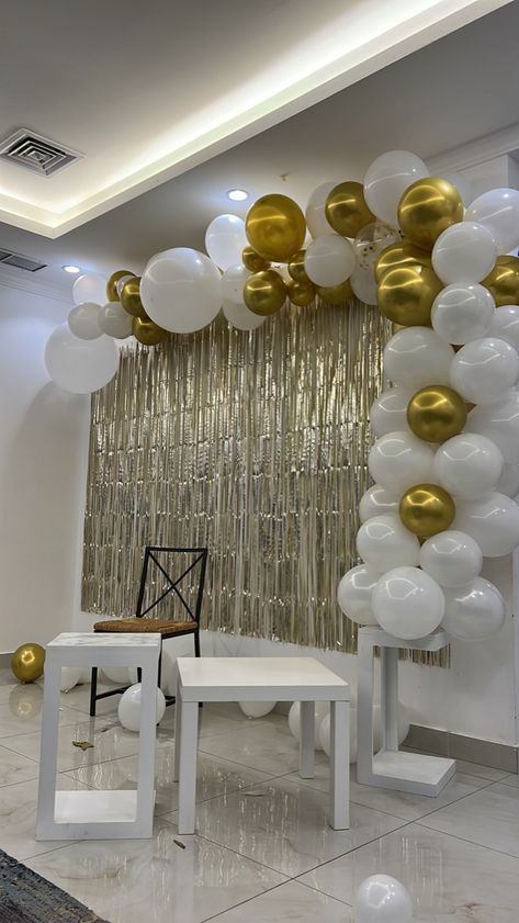 Graduation Decoration Ideas 2023, White And Gold Theme Graduation Party, Grad Decoration Ideas Easy Diy, Graduation Party Ideas White And Gold, Gold And White Graduation Party Ideas, Farewell Backdrop Ideas, White And Gold Grad Party, Farewell Party Decorations School, Graduation Party Set Up Ideas