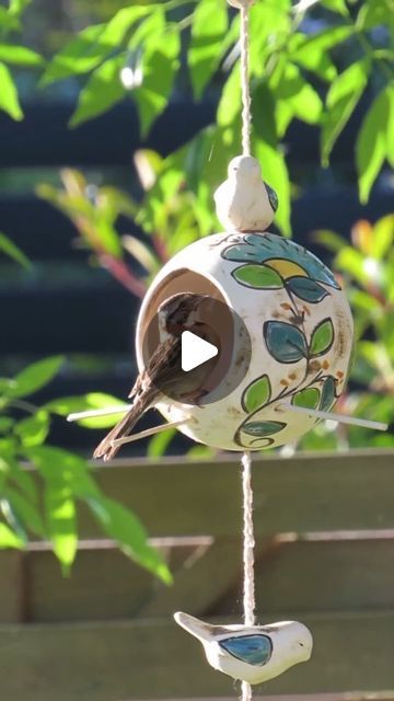 Ceramic Bird Feeders, Pottery Bird Feeders, Clay Birds How To Make, Pottery Bird Feeder, Ceramic Bird Feeder, Fun Pottery, Pottery Birds, Clay Birds, Slab Pottery