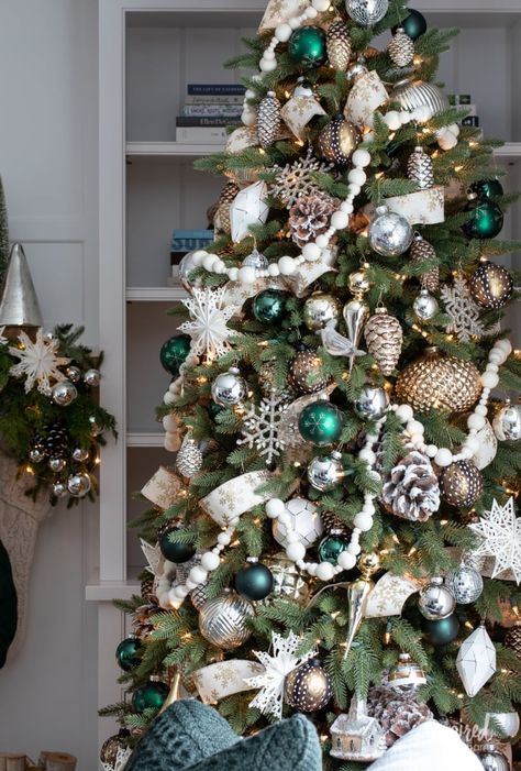 Green Living Room Christmas Decor, Christmas Tree Ideas Green, Farmhouse Trees, Pinecone Christmas Tree, Snowy Pinecone, Green Christmas Decorations, Green Christmas Tree Decorations, Woodland Christmas Tree, Pinecone Christmas