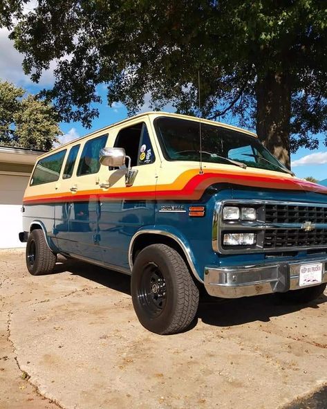 Van Paint Jobs Ideas, Diy Van Paint Job, 70s Custom Van Interior, Retro Car Stripes, Caravan Painting, Ford Bronco Retro Stripes, 70s Van, Retro Van Stripes, Van Exterior