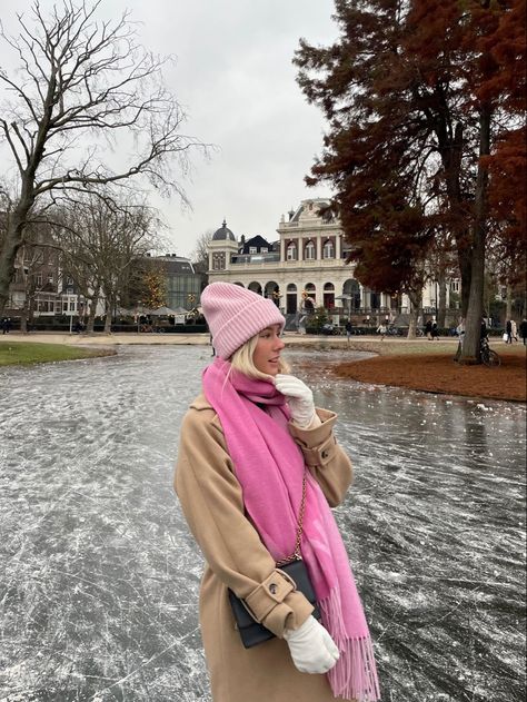 Pink Scarf Outfit Aesthetic, Midseason Outfit, Denmark Outfits, Pink Scarf Outfit, Vondelpark Amsterdam, Light Pink Coat, Scandinavian Outfit, Japan Outfits, Nyc Christmas